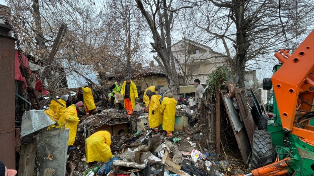 Un craiovean a strâns zeci de tone de gunoi în curtea sa/sursa foto:Facebook