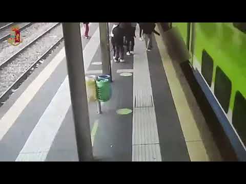 (VIDEO) Adolescent român împins în fața trenului, în Italia