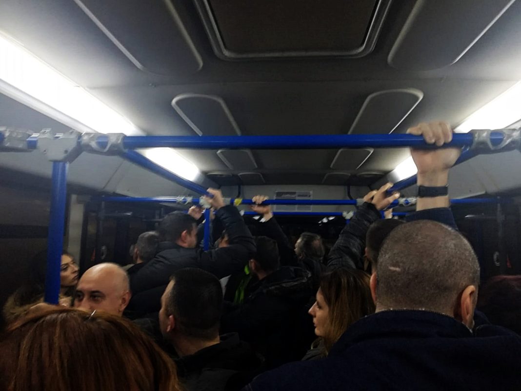 Călători blocaţi în autobuz, în timp ce șoferul plecase la cumpărături