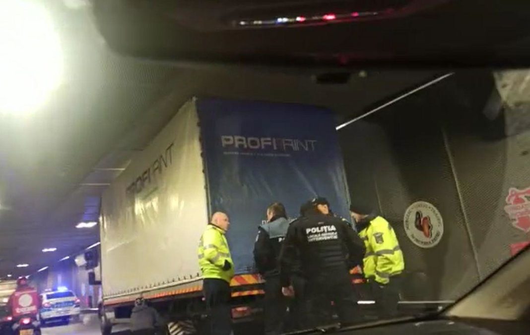 Şoferul camionului care a rămas blocat în Pasajul Unirii, amendat