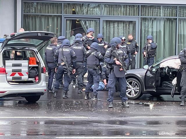 Româncă din Austria, înjunghiată de soţ, care a rănit grav şi doi polițiști