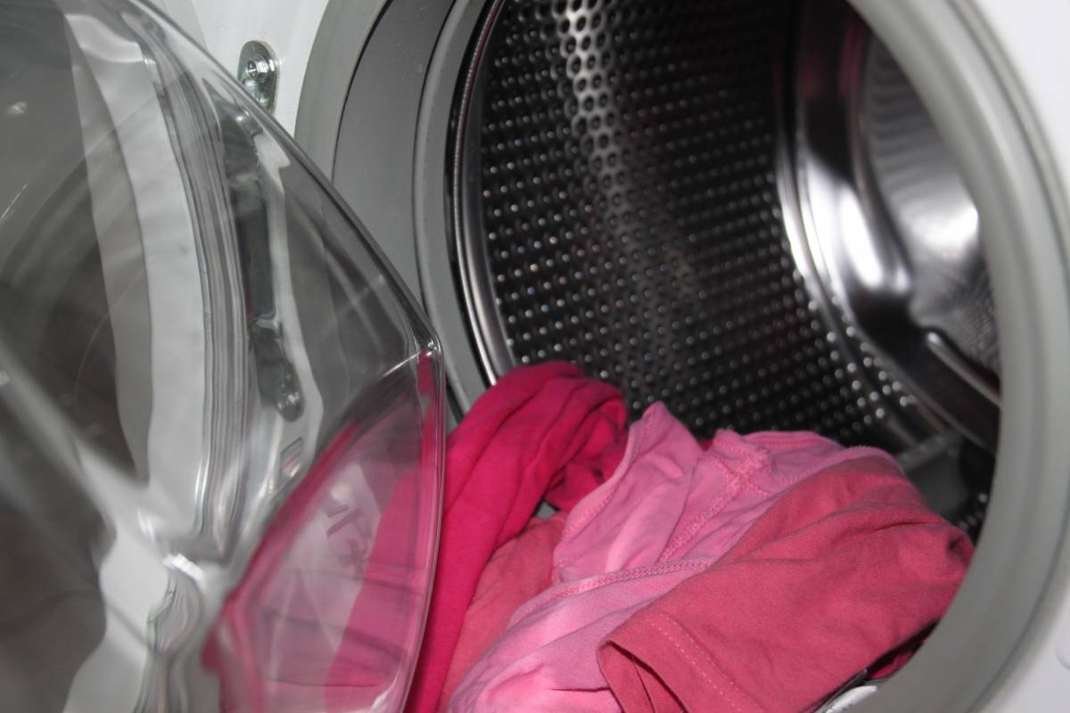 Fetiță de 3 ani găsită moartă în mașina de spălat