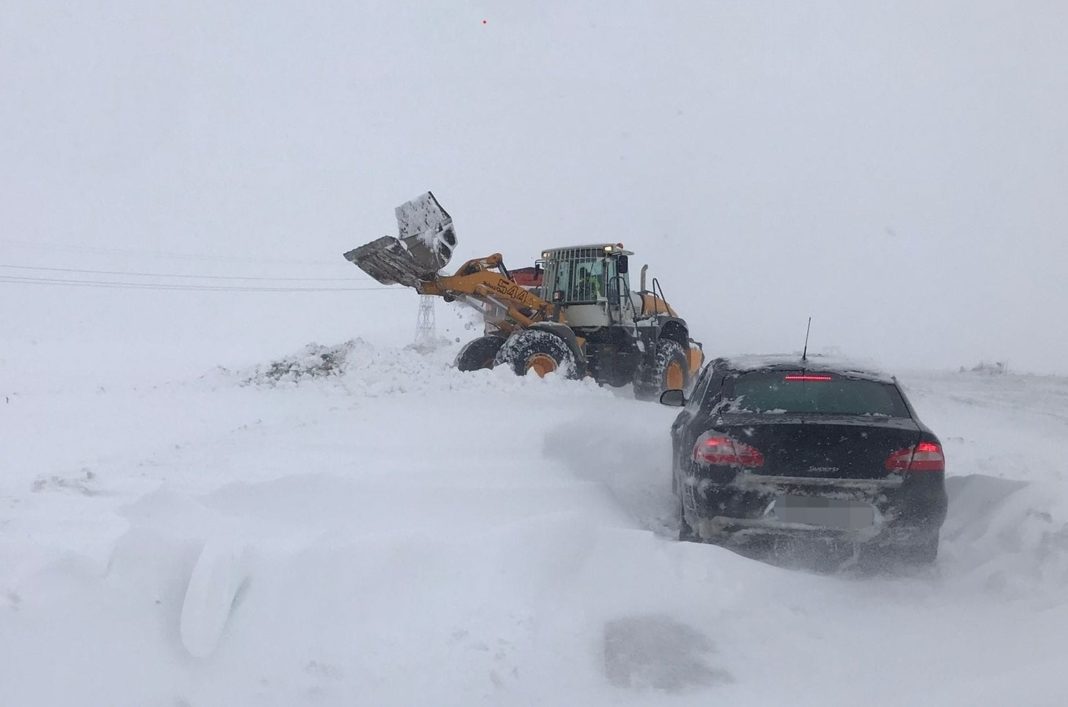 Drumuri blocate în șase județe din cauza zăpezii