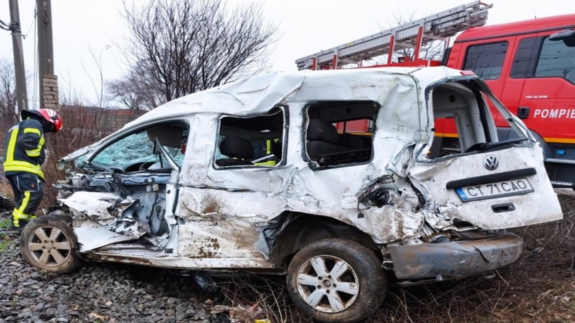 Un autoturism s-a ciocnit cu un TIR, apoi a fost lovit de tren