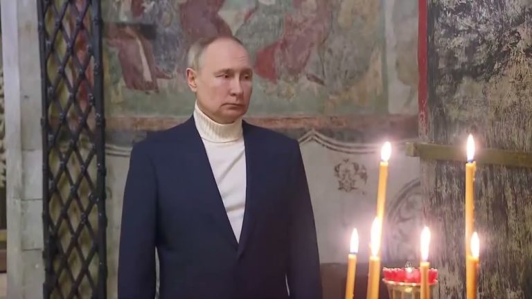(VIDEO)Vladimir Putin, singur la slujba de Crăciun de la Kremlin