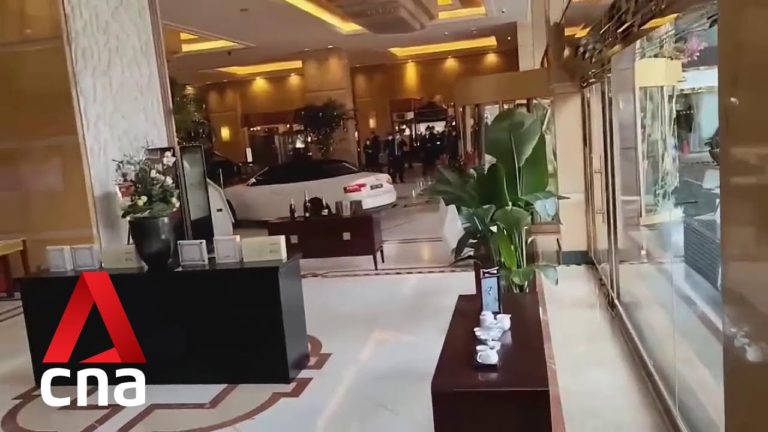 (VIDEO) Supărat pe personalul unui hotel, un chinez a intrat cu mașina la recepţie