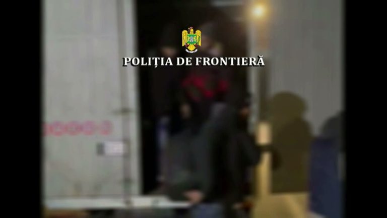 (VIDEO) 31 de migranţi, depistaţi în două mijloace de transport la Nădlac