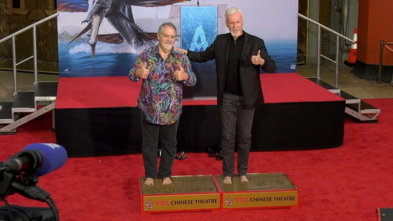 (VIDEO) James Cameron și-a lăsat amprentele în cimentul din fața unui cinematograf din Los Angeles