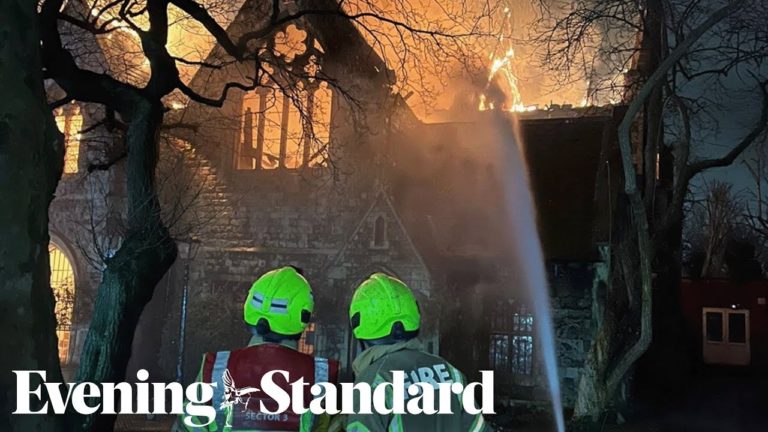 (VIDEO) Catedrală din centrul Londrei,mistuită de un incendiu puternic 