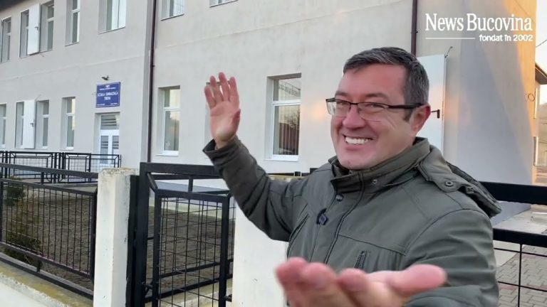 (VIDEO) O școală dintr-o comună a fost modernizată cu uși în loc de ferestre