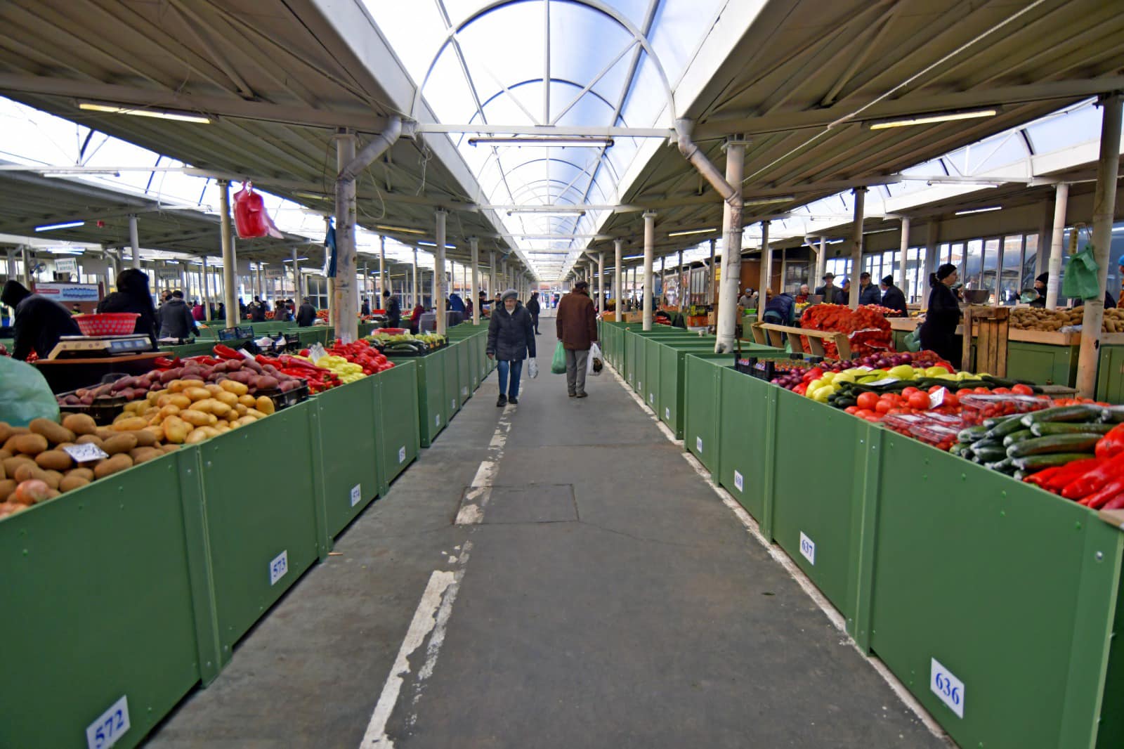 Mese noi pentru comerciaţii din Piaţa Centrală