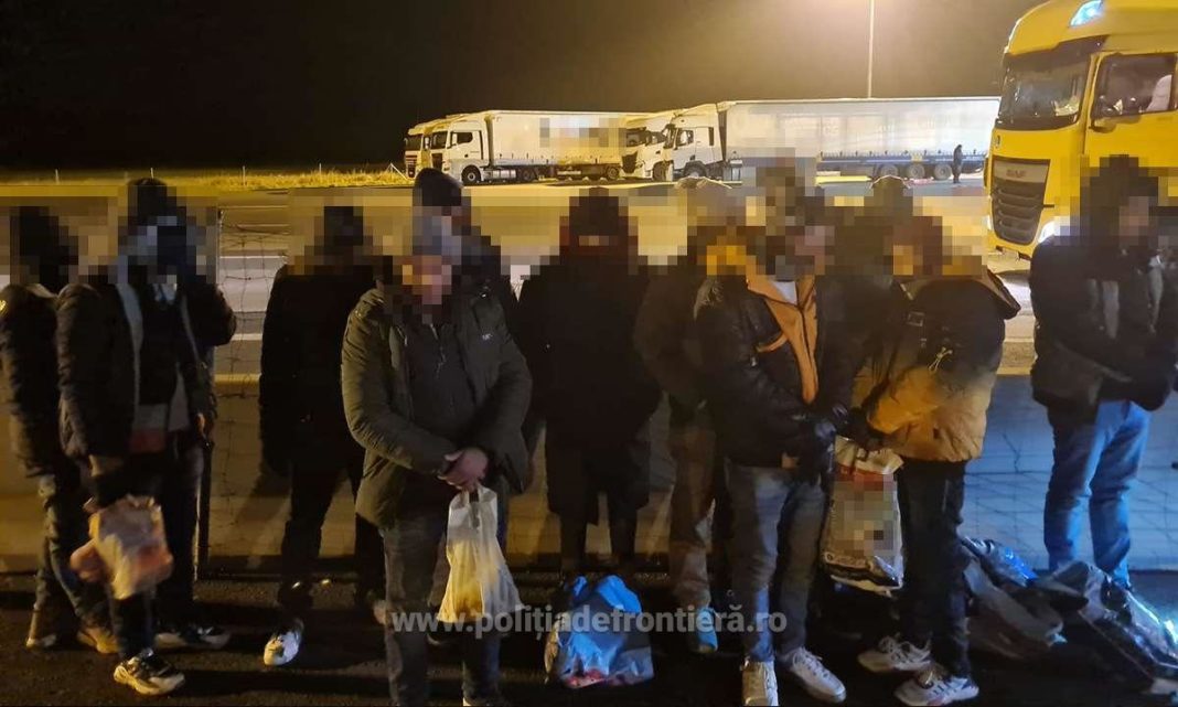 26 de migranţi, descoperiţi în două autoutilitare la Nădlac II