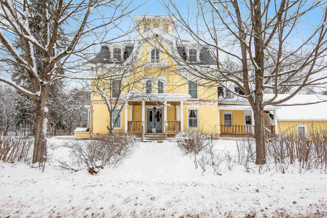 Construit în 1818, maiestuosul Highgate Manor are 27 de camere și o verandă frumoasă