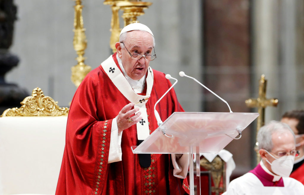 Papa Francisc ar accepta în principiu abolirea celibatului