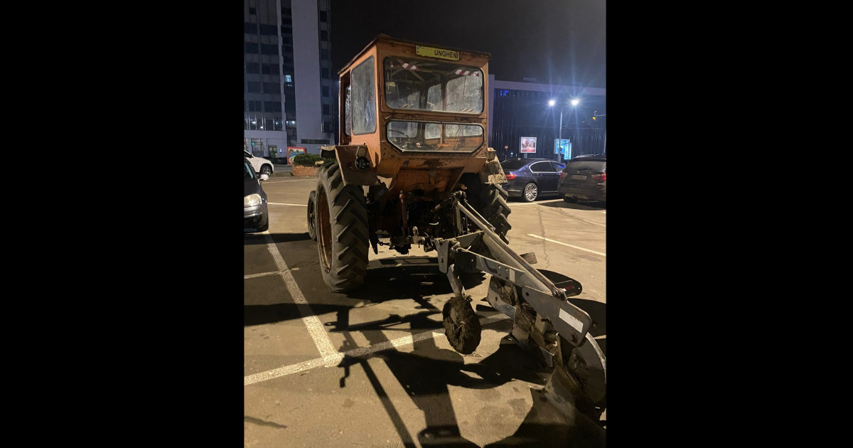 S-au îmbătat și s-au dus la mall cu plugul (Sursa foto: Cristian Cojocariu / Facebook)