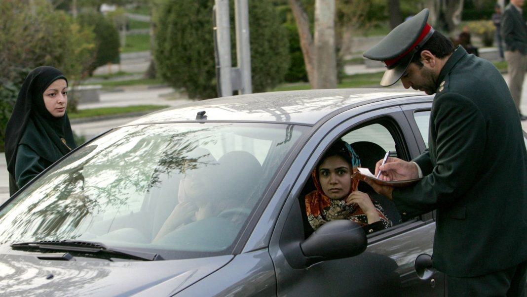 Poliţia iraniană reia supravegherea purtării hijabului
