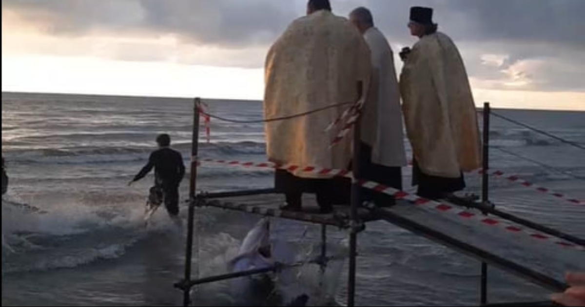 Un preot a căzut în mare de Bobotează în timp ce arunca crucea