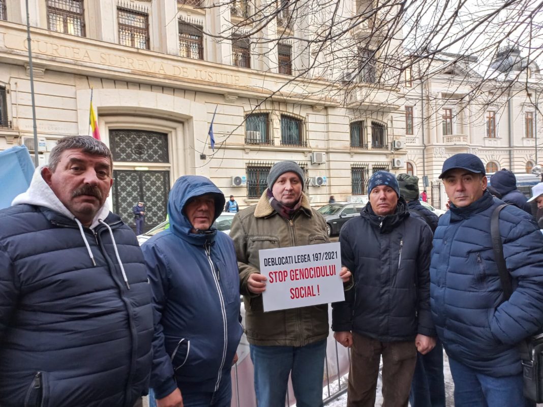 Angajații din minerit și termocentrale protestează în fața instanței supreme