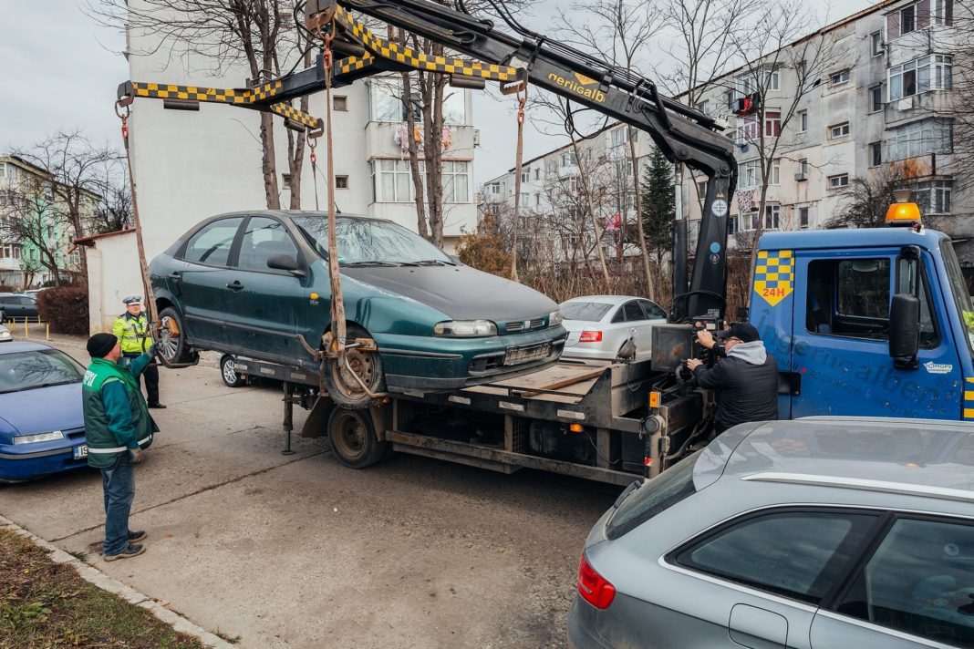 Se ridică autoturismele abandonate pe domeniul public