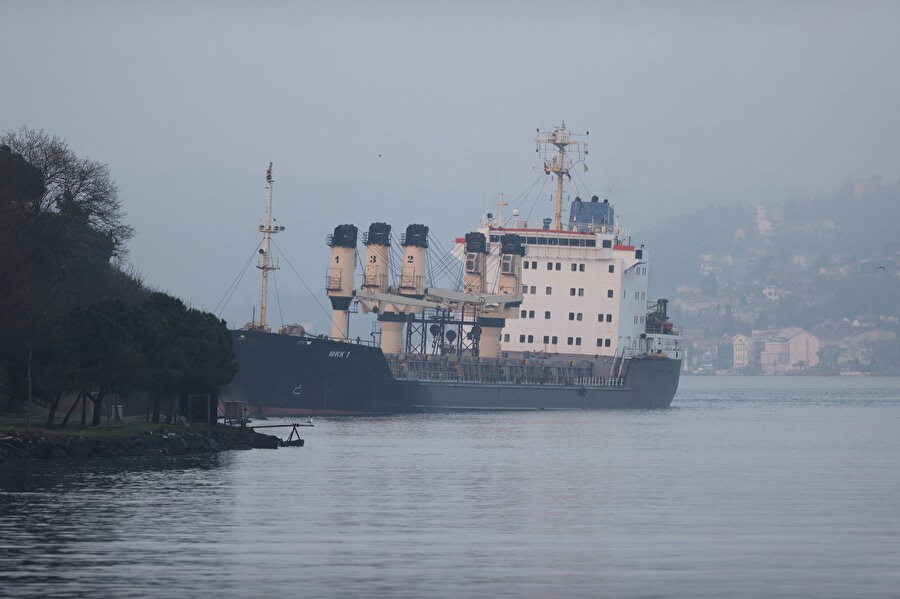 Mai multe remorchere au fost trimise pentru a oferi asistenţă navei