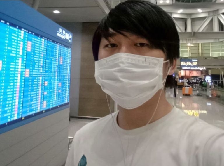 (VIDEO) A fugit din Rusia ca să scăpe de război și trăiește într-un aeroport