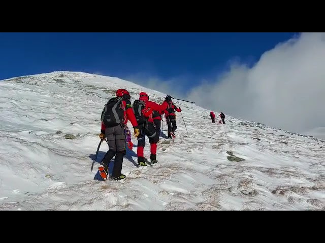 Jandarmul căzut într-o râpă, găsit de salvamontiștii gorjeni