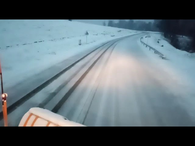 (VIDEO) Două utilaje de deszăpezire intervin între Novaci și Rânca