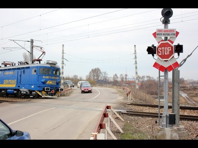 Un şofer nu a oprit la trecerea la nivel cu calea ferată din localitatea Enoșești