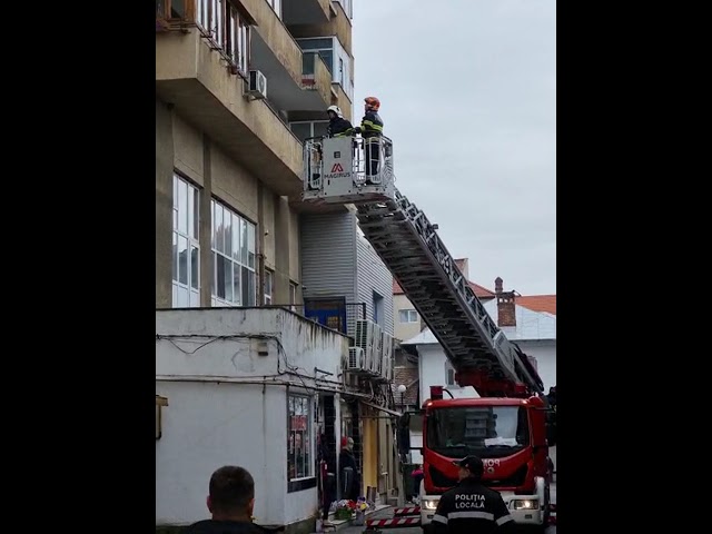 (VIDEO) Acţiune la înălţime a pompierilor vâlceni