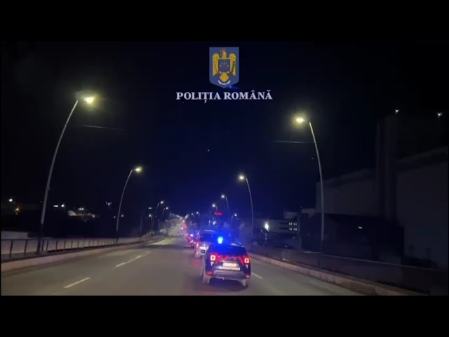 (VIDEO) Au lovit o polițistă și s-au trezit cu mascații la ușă