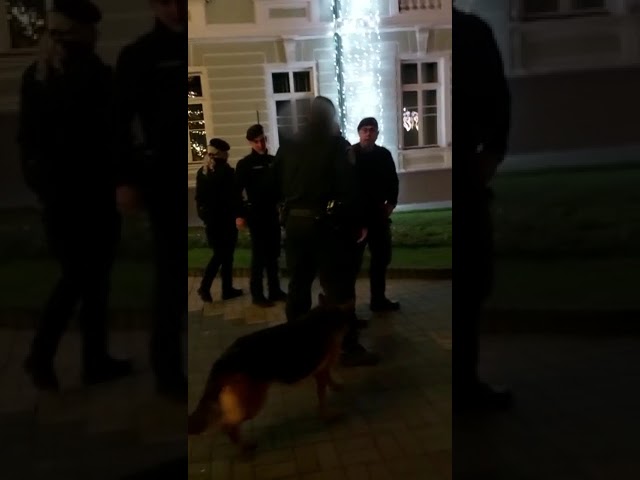 (VIDEO) Un bărbat a încercat să se autoincendieze în fața primăriei din Râmnicu Vâlcea