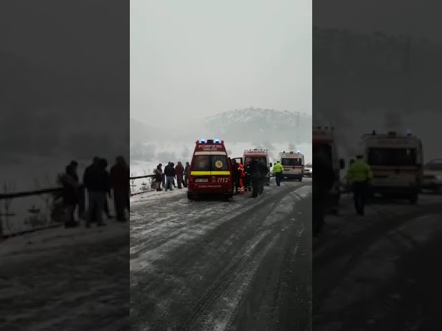 Trei persoane rănite, după ce o mașină s-a răsturnat la Padeș