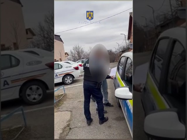 (VIDEO) Tânăr reţinut după ce a postat pe internet un video în care avea o armă în mână