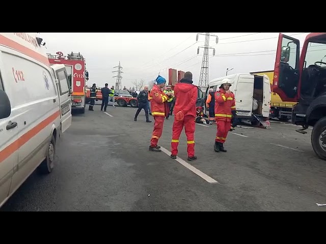 Impact violent între un microbuz şi un tir, la Işalniţa