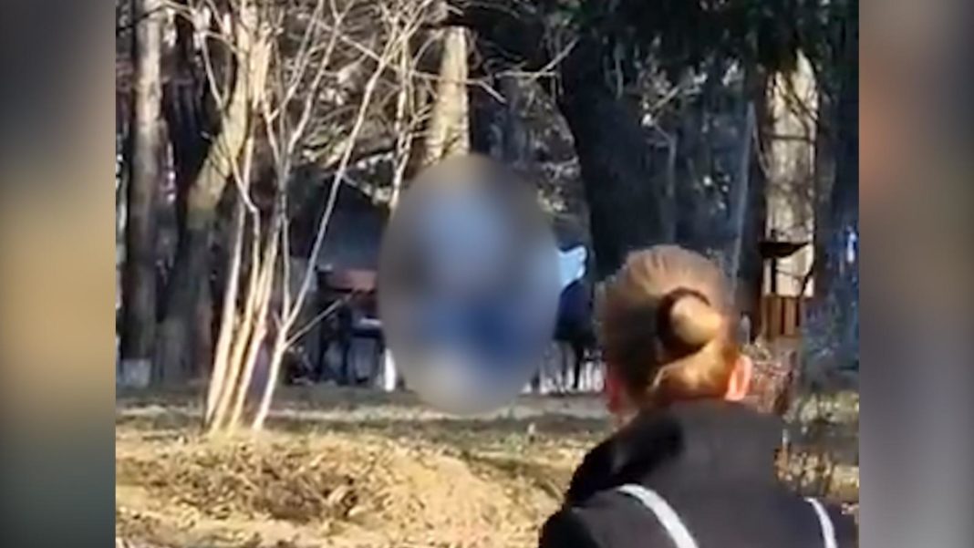 (VIDEO)Un cuplu a făcut sex în parc ziua în amiaza mare