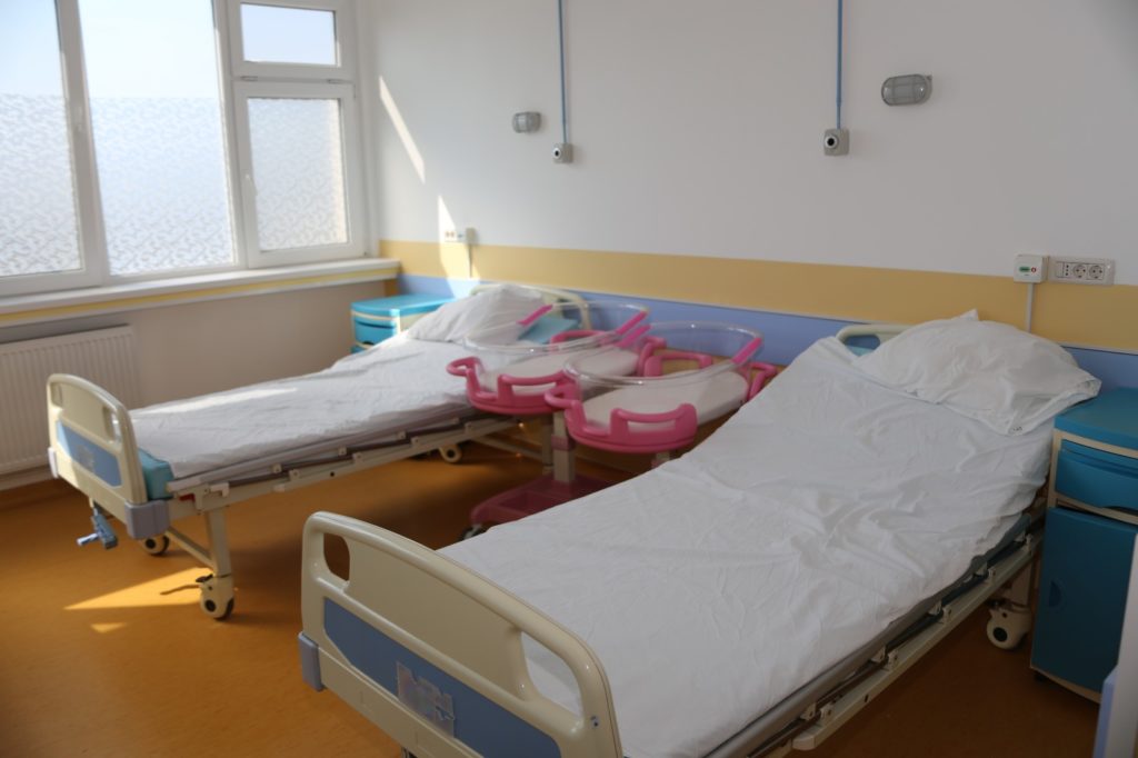 Asistent medical arestat pentru că a bătut cu o coadă de mătură două paciente