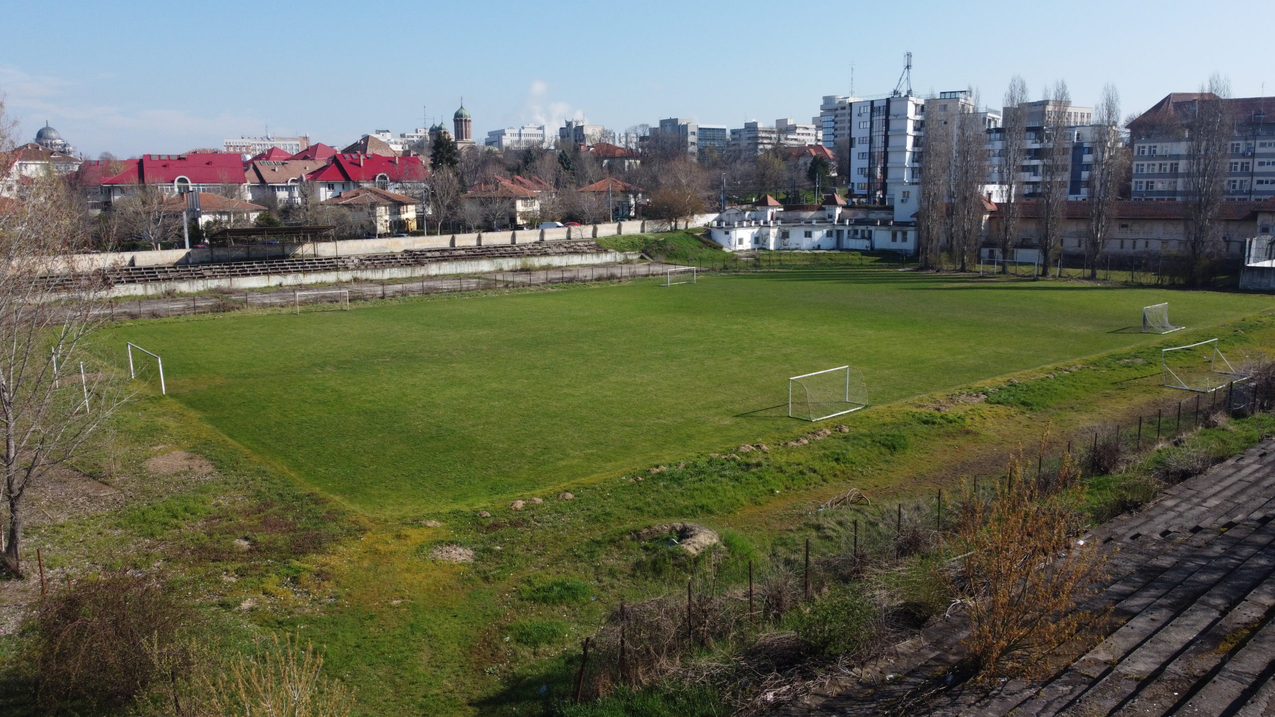 Înghesuială la demolarea stadionului „Tineretului“