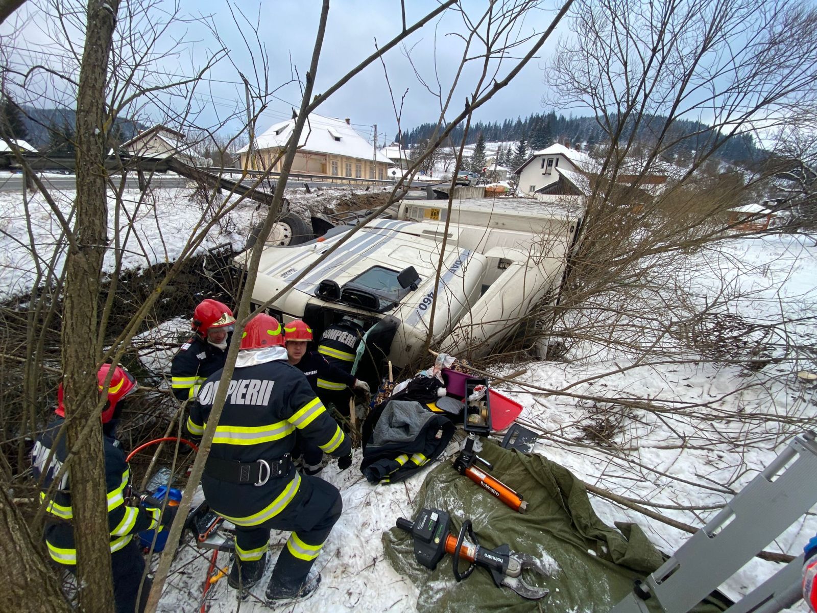 Un şofer s-a răsturnat cu TIR-ul în albia unui pârâu