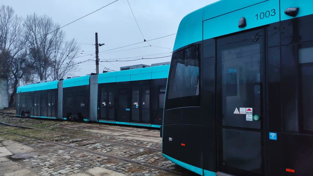 Alte trei tramvaie noi au ajuns în depoul RAT Craiova