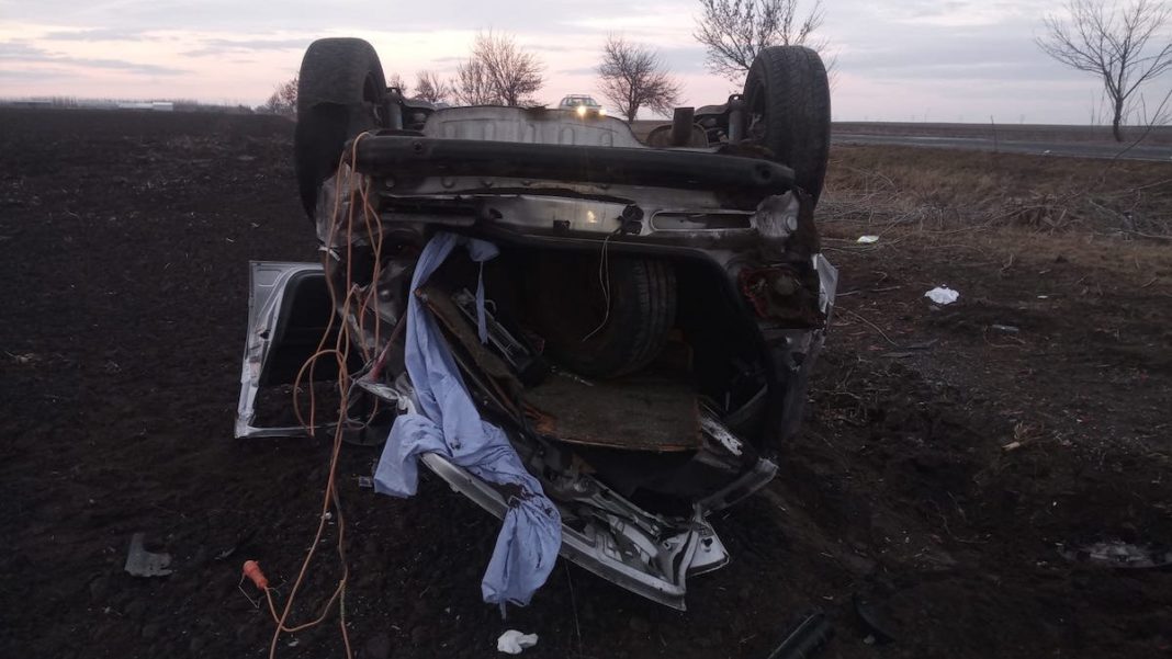 Trei morţi, după ce maşina în care se aflau s-a răsturnat în șanț