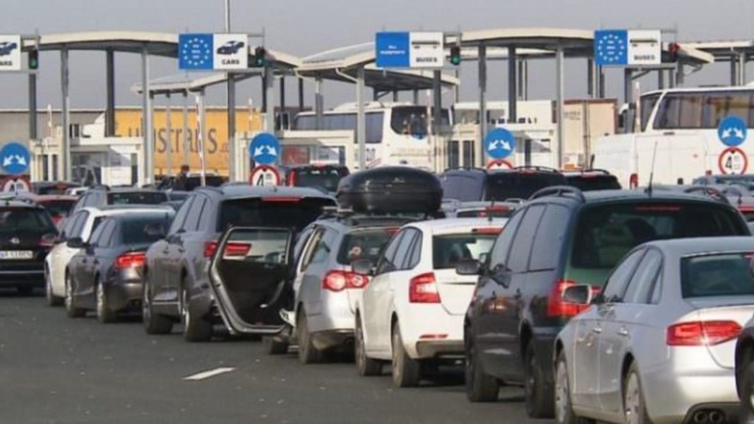 Cozi de mașini pe câțiva kilometri la Vama Nădlac 2