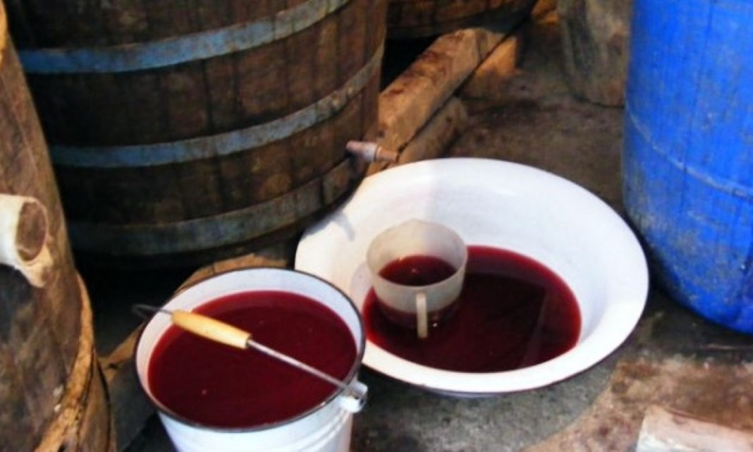 Un cuplu, jefuit de tot vinul pe care îl avea în pivniță