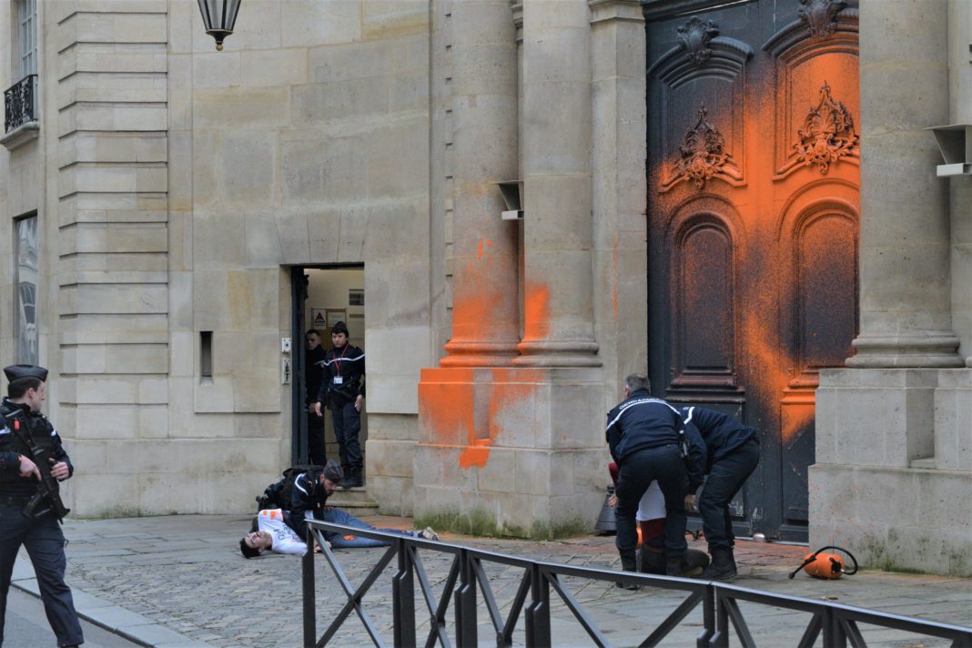 Uşile clădirii guvernului francez, stropite cu vopsea de ecologişti