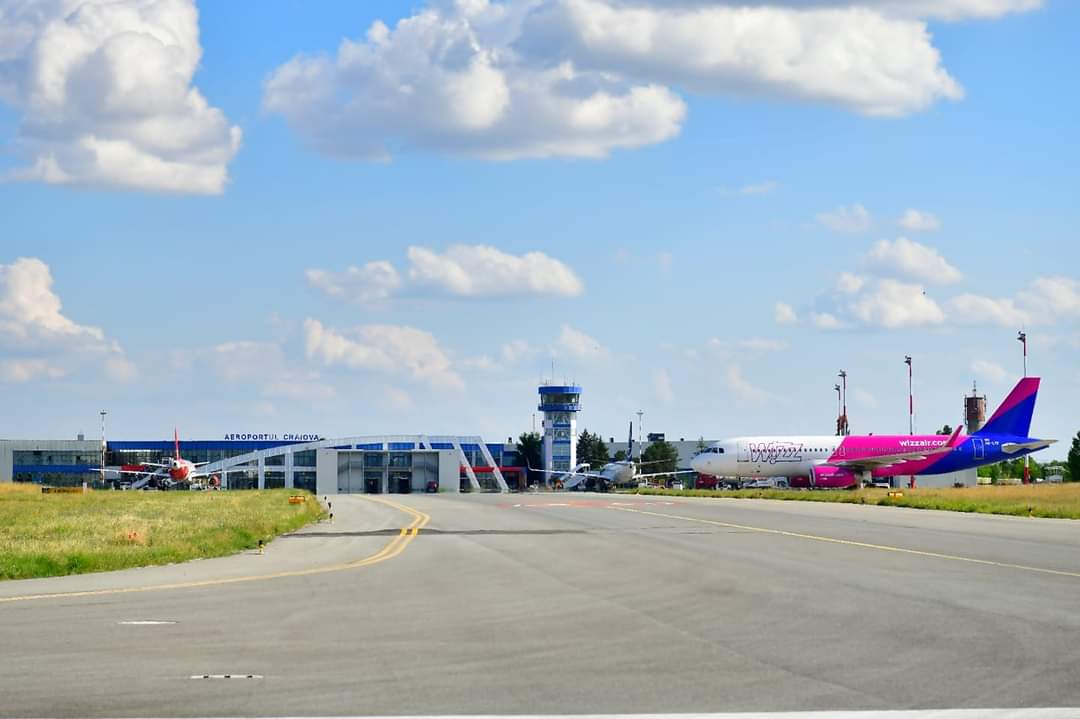 Compania Wizz Air va primi în concesiune, pe 25 de ani, un teren de 10,8 hectare lângă Aeroportul Craiova, pentru construirea unui hangar de mentenanţă. Pentru asta ar urma să plătească o redevenţă anuală Consiliului Judeţean Dolj