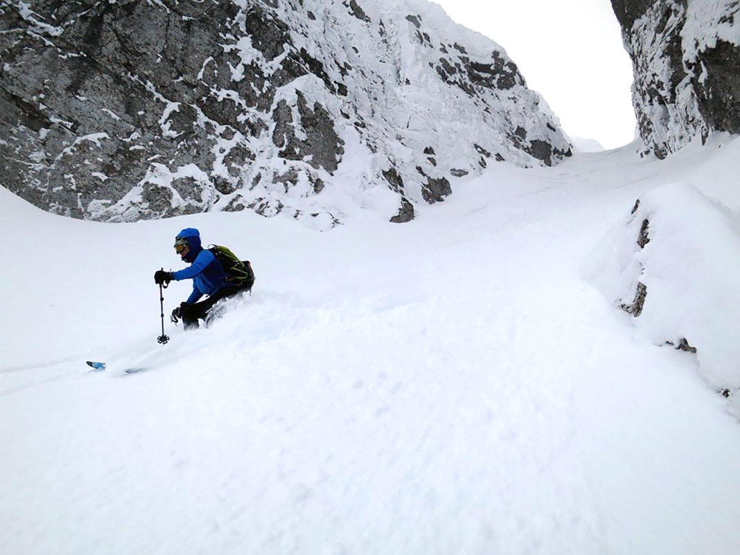 Pericol de avalanşe şi vânt puternic în Retezat şi Parâng