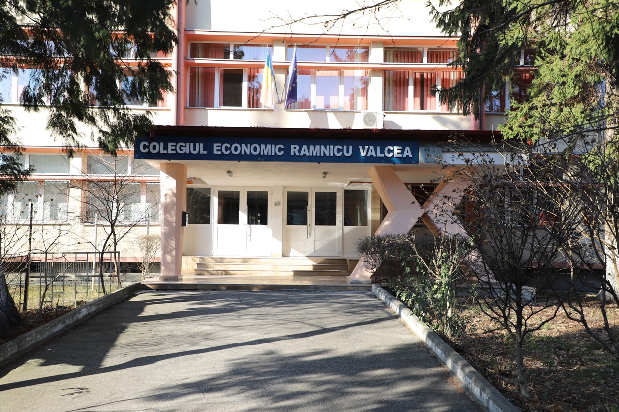 La Colegiul Economic Râmnicu Vâlcea învaţă 850 de elevi