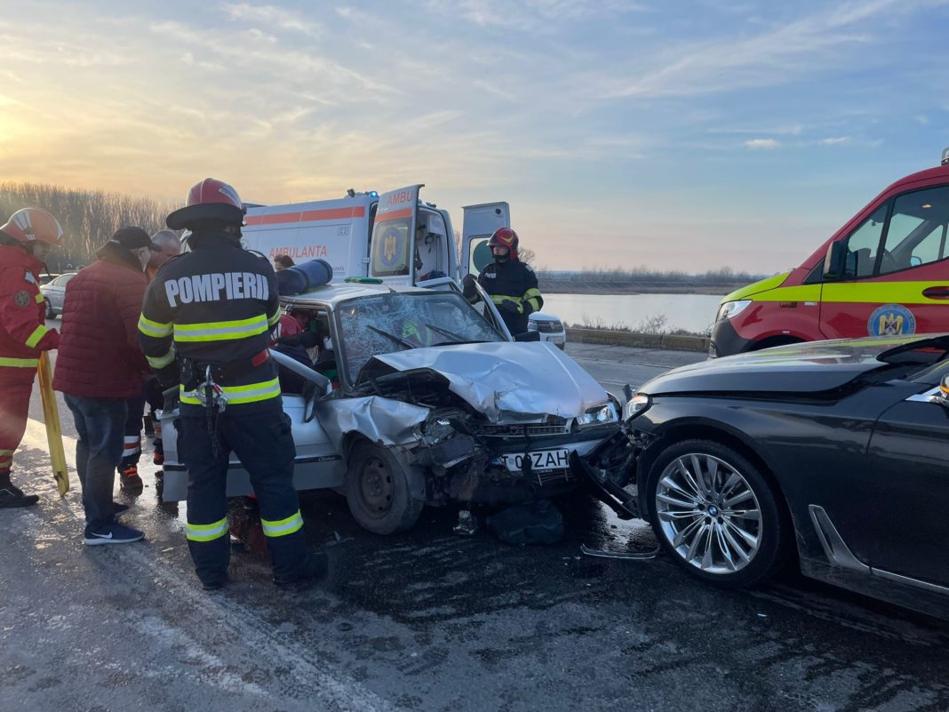 În accident au fost implicate două autoturisme