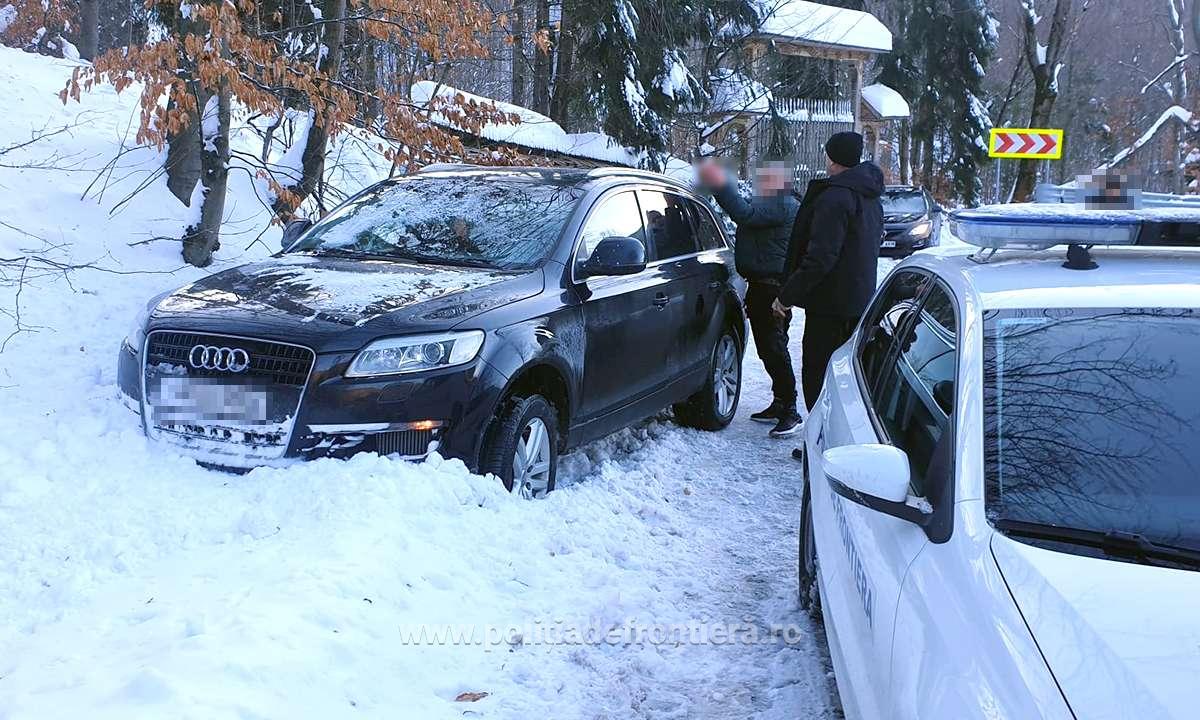 O maşină cu ṭigări de contrabandă a fost oprită cu focuri de armă de polițiștii de frontieră din Maramureș