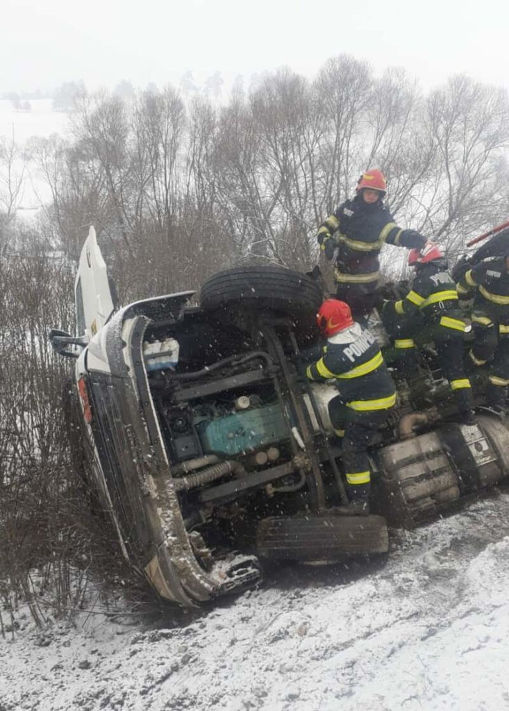 Harghita: Autocisternă încărcată cu motorină, răsturnată în șanț