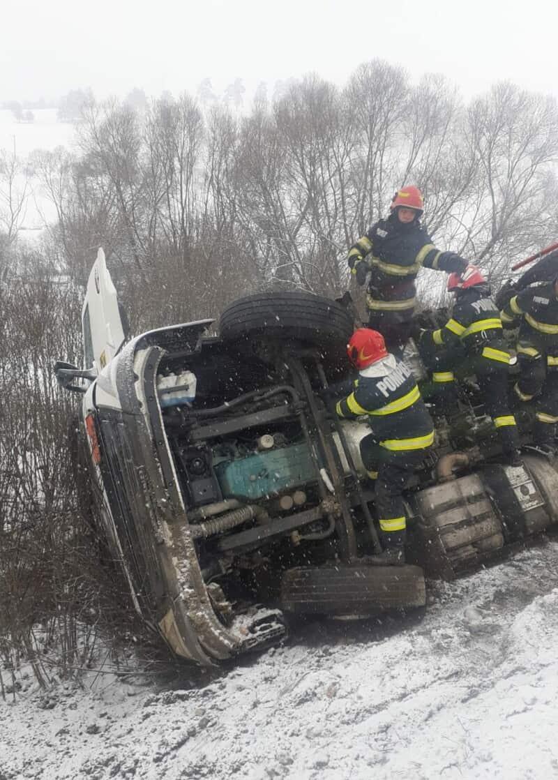 Accidentul s-a produs la intrarea în localitatea Voșlăbeni dinspre Izvoru Mureșului